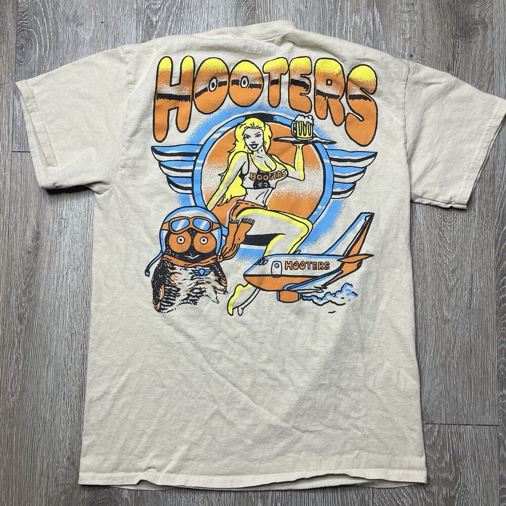 Hooters T Shirt Men’s M Graphic Print Logo Short Sleeve Back Graphic
